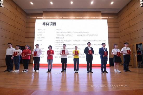 beat365正版唯一官网必一项目组李诗华同学(右四)上台领奖.jpg beat365正版唯一官网必一项目组李诗华同学(右四)上台领奖.jpg
