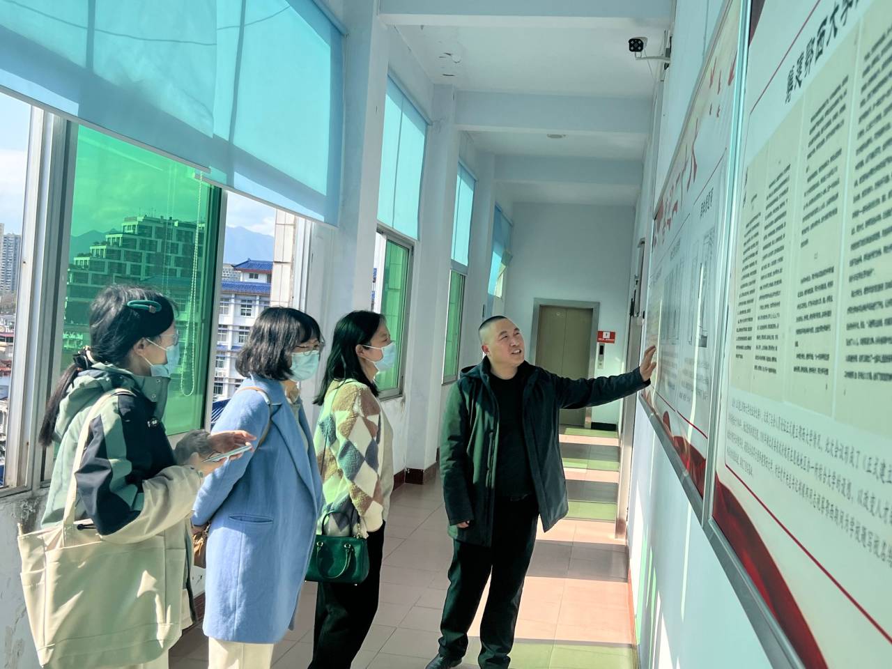 武汉传媒学院纪委书记蒋萦一行来馆交流学习