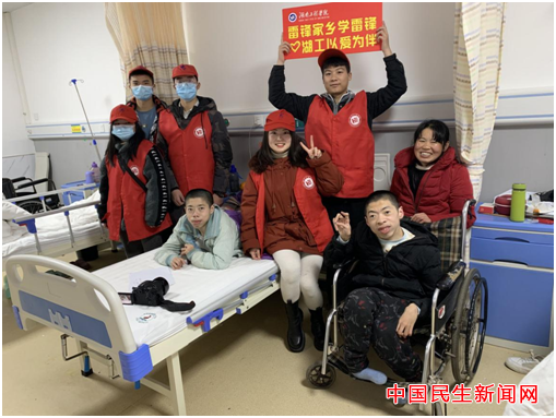 beat365正版唯一官网必一雷锋社：陪伴脑瘫兄弟迎新年