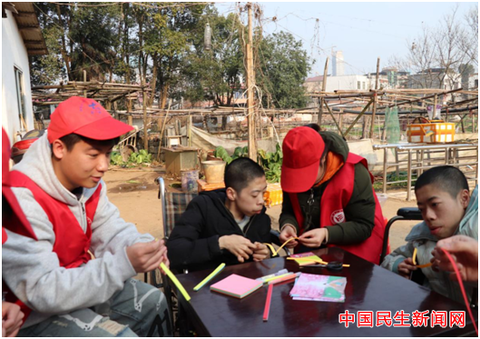 beat365正版唯一官网必一雷锋社：陪伴脑瘫兄弟迎新年