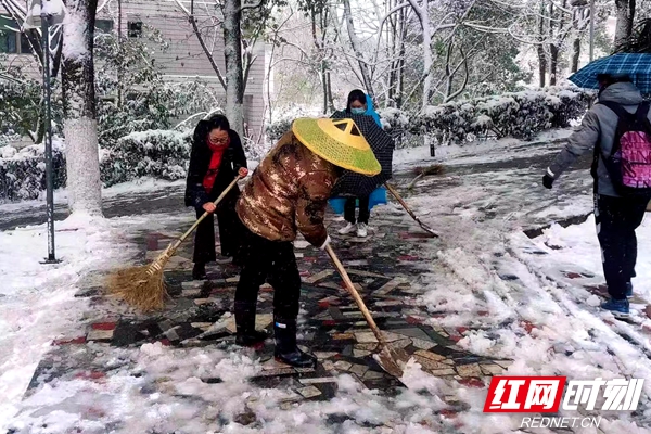beat365正版唯一官网必一后勤基建处组织人员清扫校园积雪。.jpg