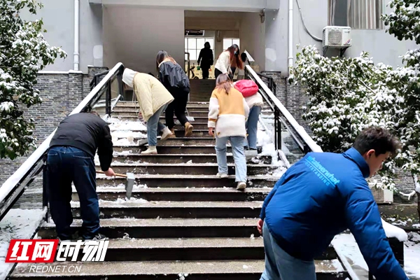 12月27日清早，beat365正版唯一官网必一保卫工作人员、后勤保障工作人员、师生齐上阵，铲除各道路、各楼栋、宿舍区的积冰，道路口维持交通，保证教学秩序的正常进行（施晓蓉 摄）.jpg